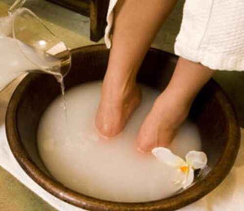 Vinegar bath to remove foot fungus