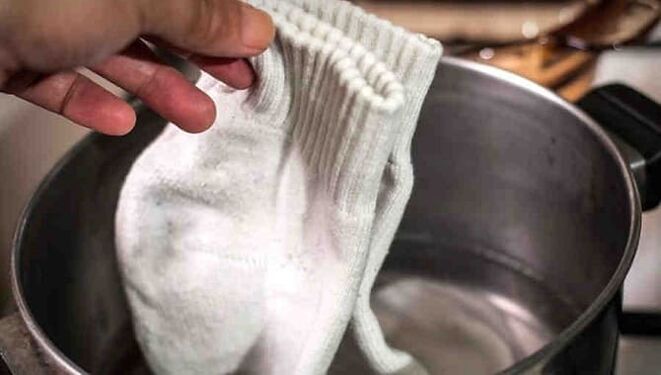 Boil the socks to remove the fungus on the feet