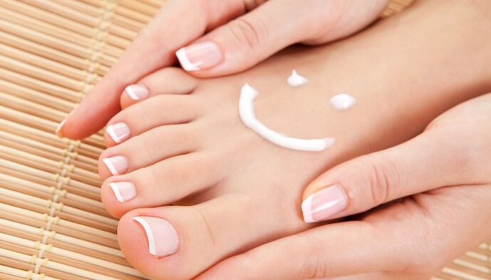 Apple cider vinegar ointment to treat toenail fungus