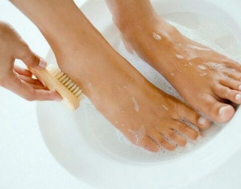 Soaking feet in salt can treat onychomycosis
